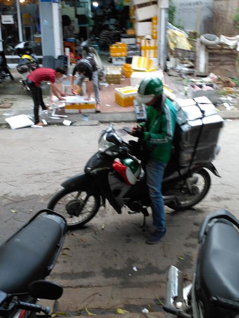 Đóng gói, gửi máy in và linh kiện cho khách