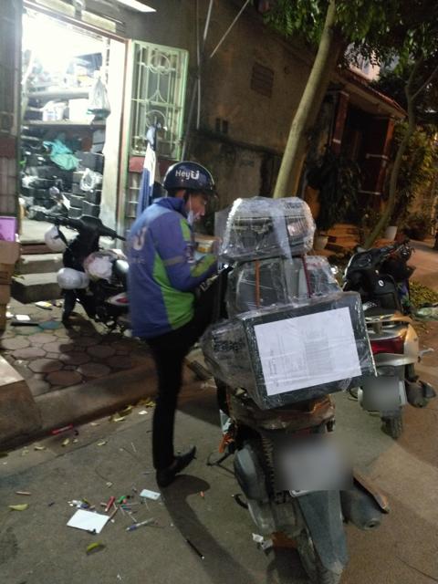 Giao máy in cho khách buổi tối qua đối tác vận chuyển