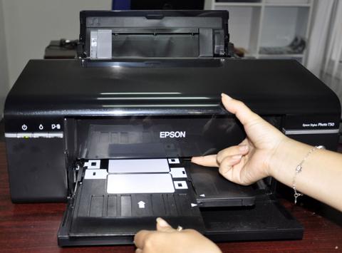 In thẻ nhựa trên máy in Epson T50