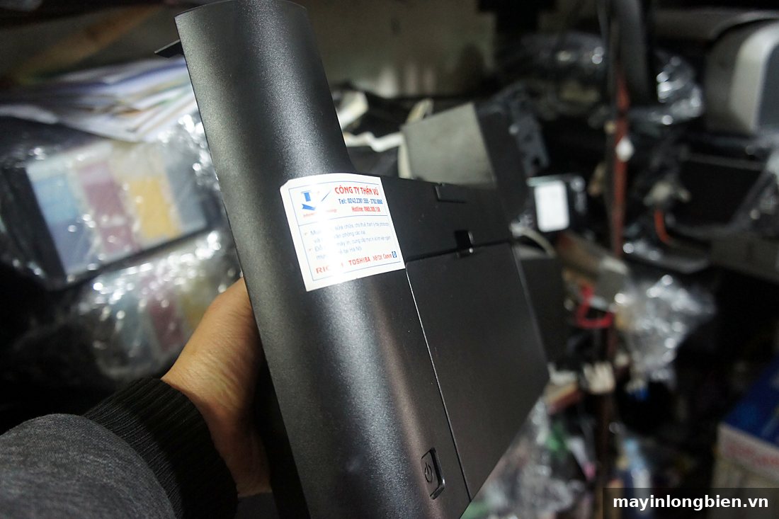 Hộp mực máy in laser được kiểm tra khi máy in ra giấy trắng