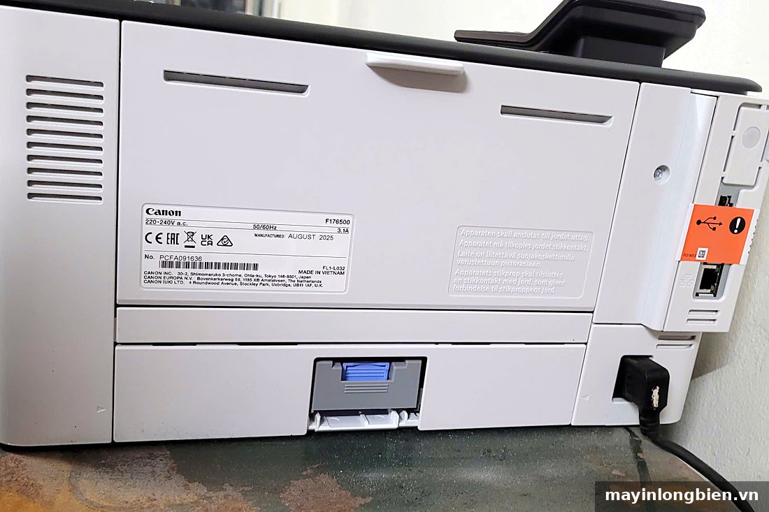 Mặt sau máy in Canon với cổng mạng và nguồn