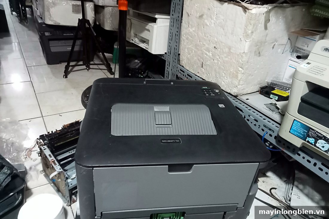 Máy in Brother L2361DN mặt trước với khay giấy