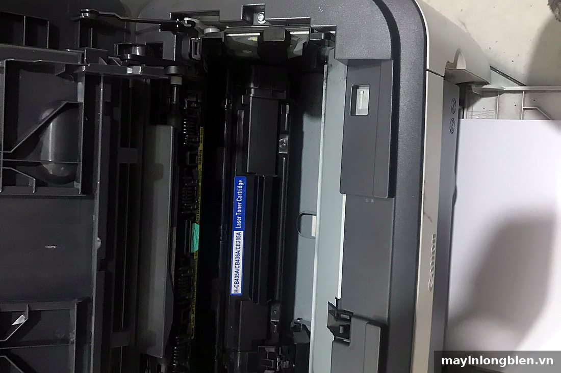 Máy in Canon 6230dn mở nắp để kiểm tra hộp mực