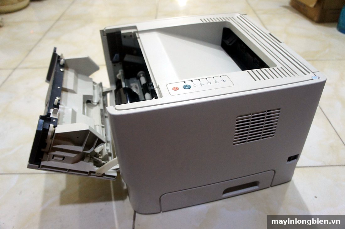 Máy in HP 2015 mở cửa sau để gỡ giấy kẹt