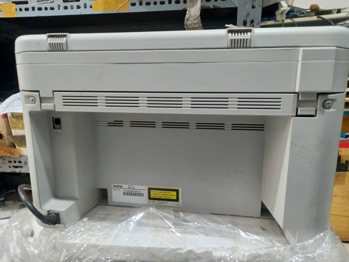 Mặt sau Brother DCP-1601, tem model và cổng USB