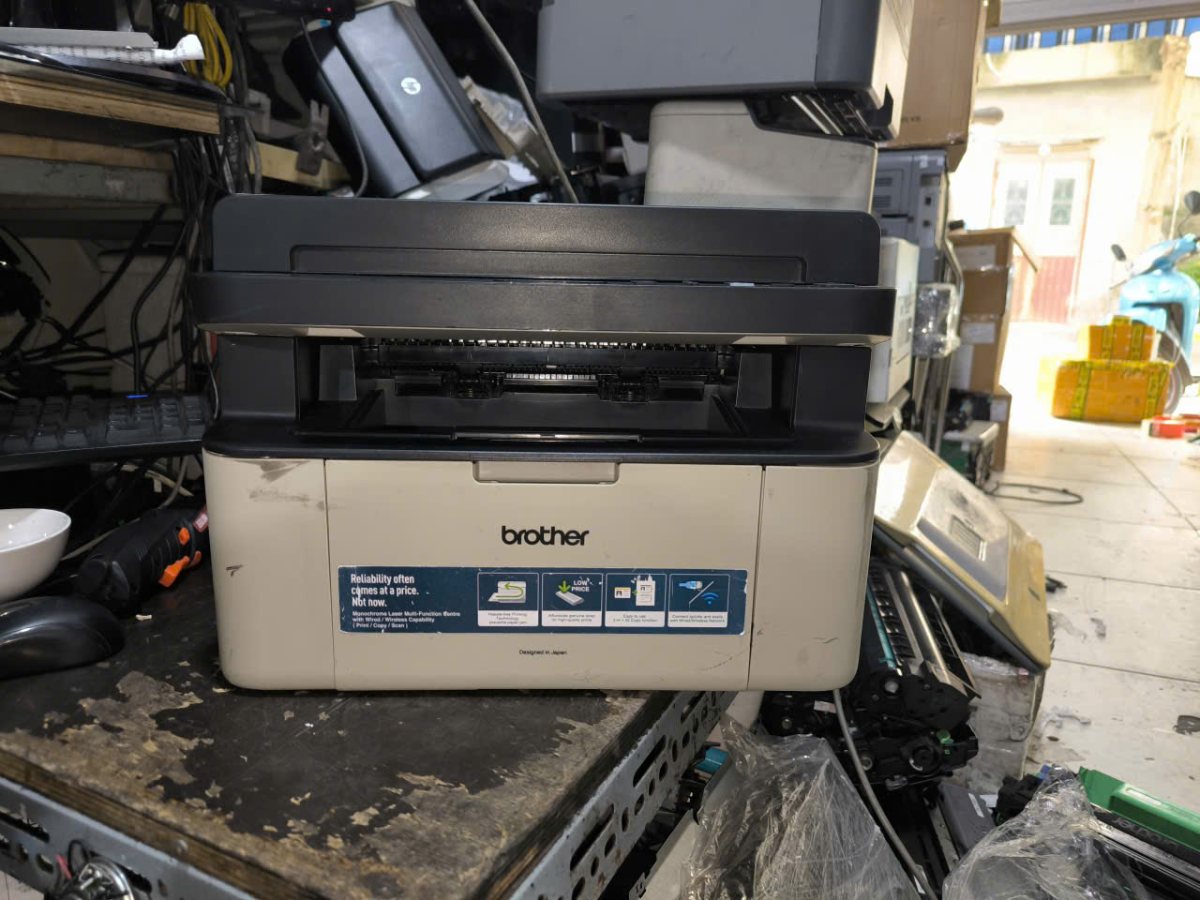 Mặt trước Brother DCP-1616NW, bảng điều khiển và nút wifi