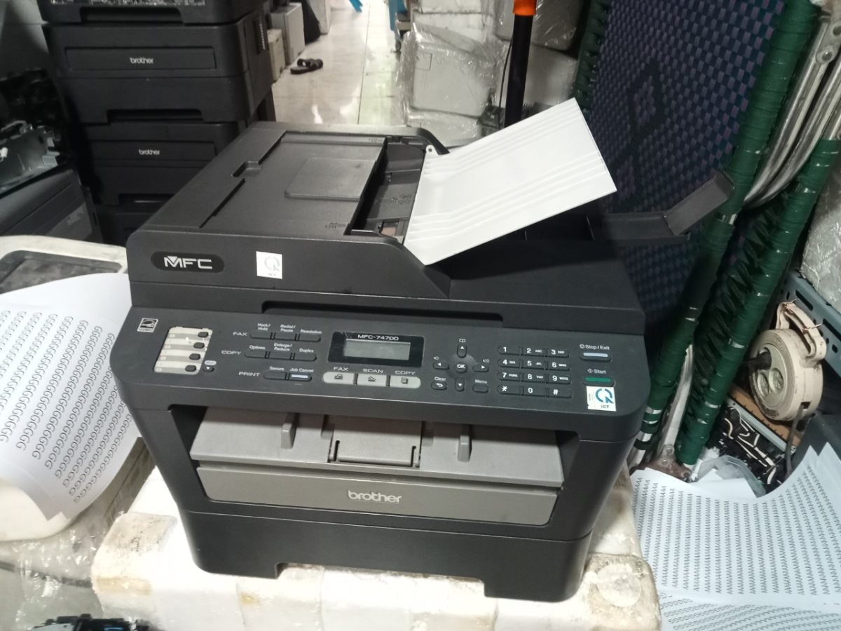 Mặt trước Brother MFC-7470D, khay nạp bản gốc tự động