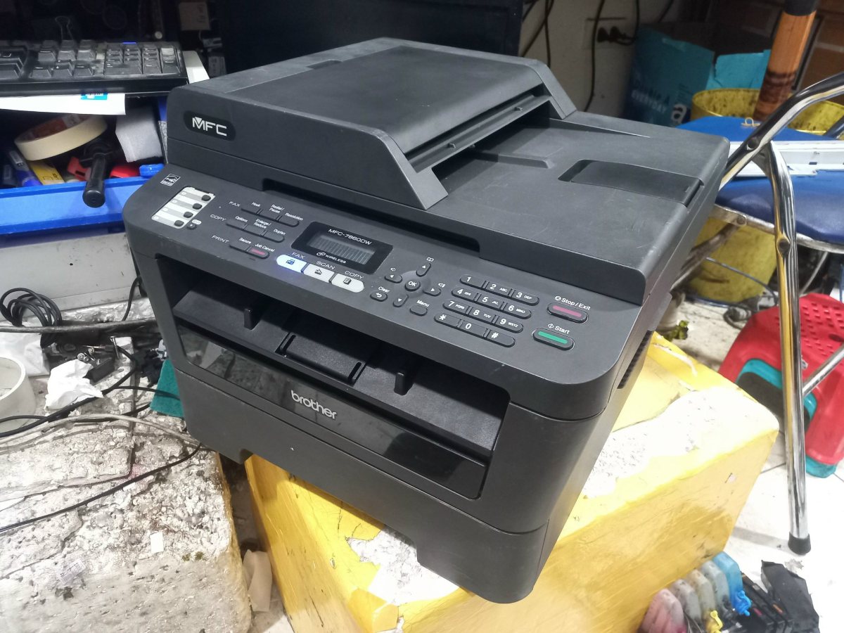 Brother MFC-7860DW cũ nhìn nghiêng, bảng điều khiển có Duplex
