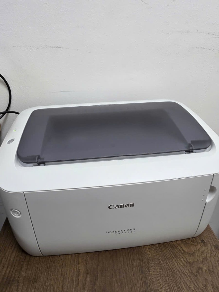 Mặt trước Canon LBP 6030 mới, vỏ trắng sang trọng