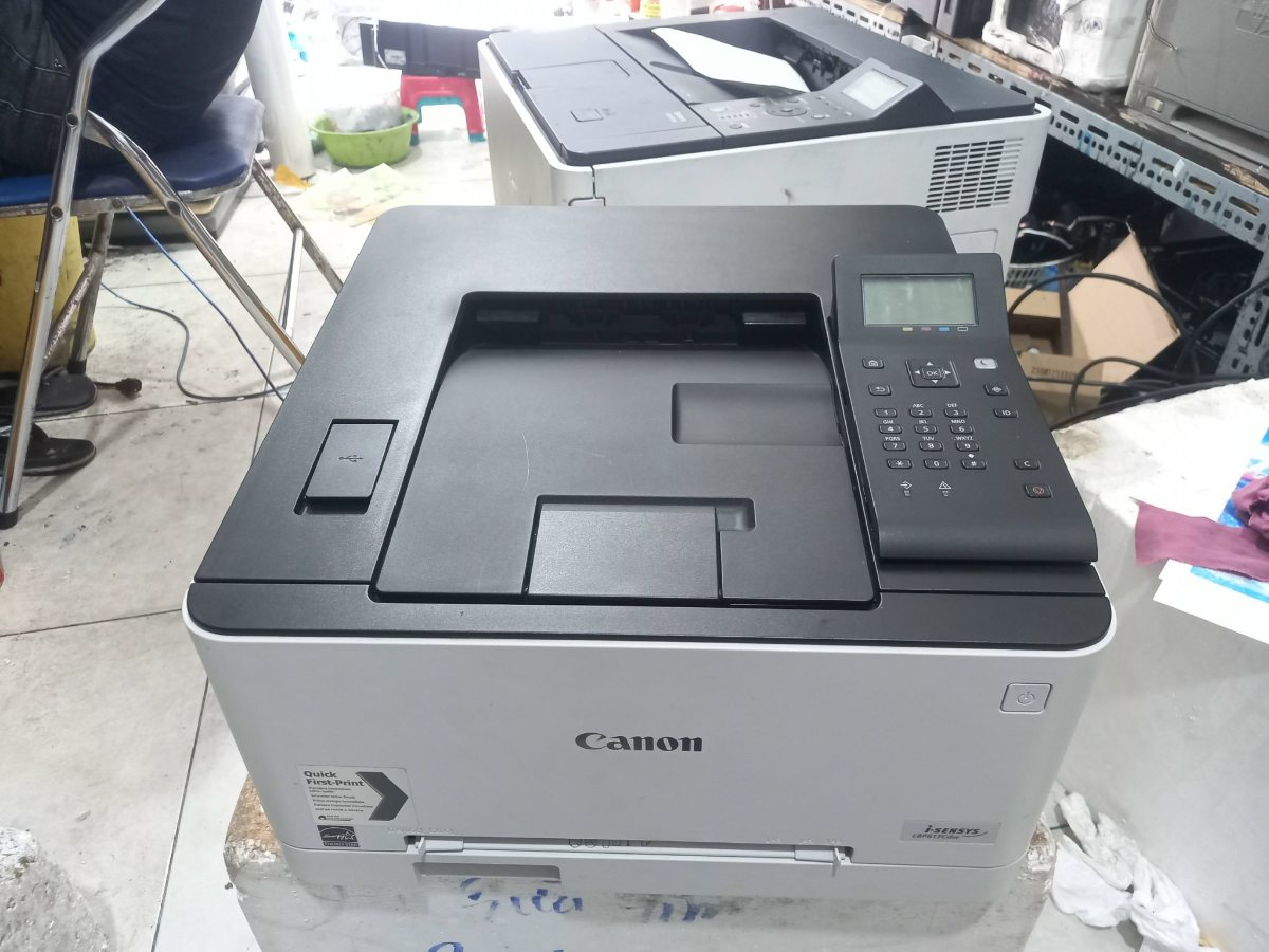 Mặt trên Canon LBP 613Cdw, cổng USB in trực tiếp