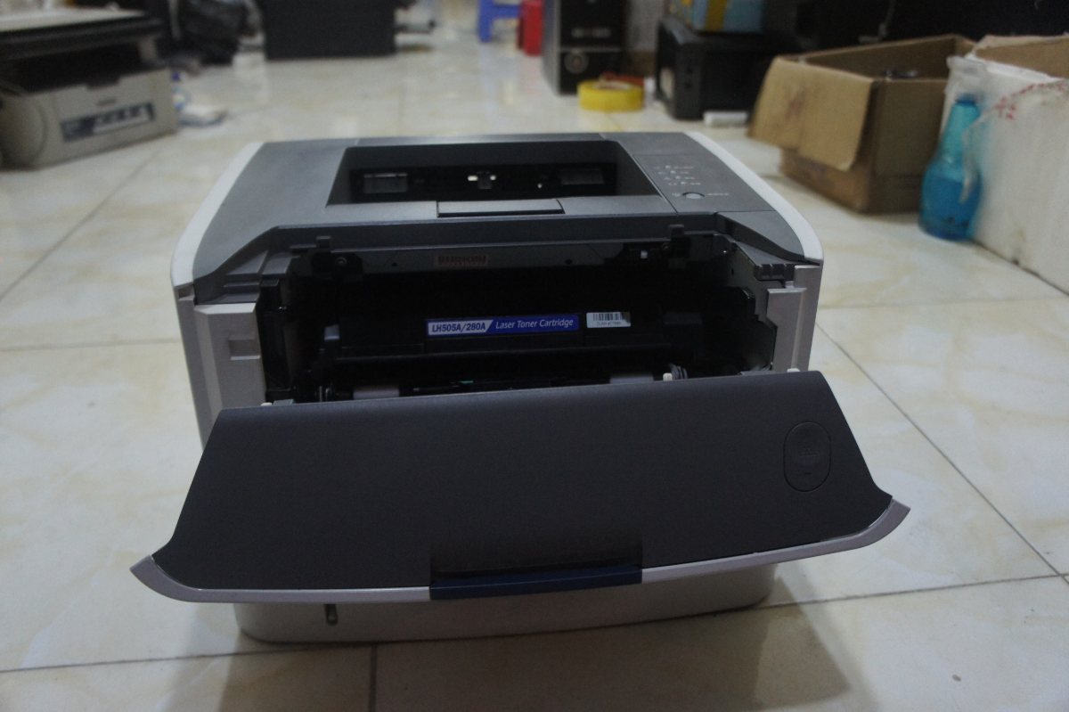 Canon LBP 6300dn mở nắp, hộp mực to