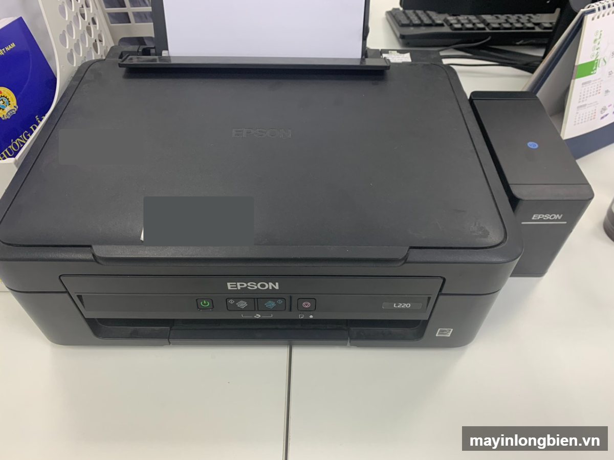 Máy in màu Epson L220 cũ nhìn từ phía trước, bình mực zin bên phải