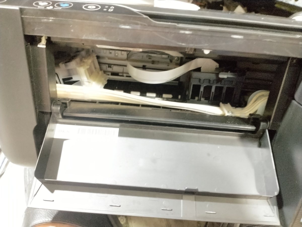 Bên trong Epson L3110 cũ, dây dẫn mực gọn gàng