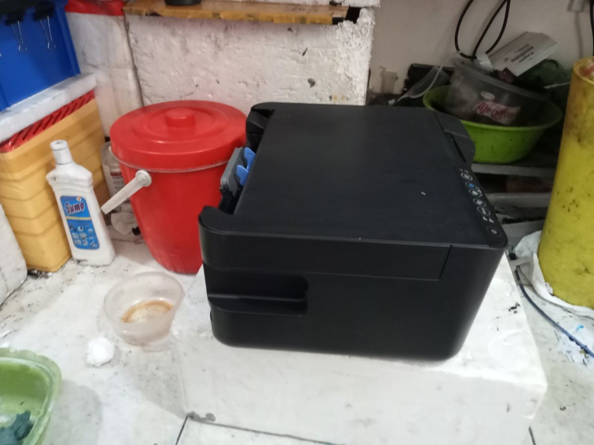 Epson L3150 cũ nhìn từ bên cạnh, bình mực bên phải