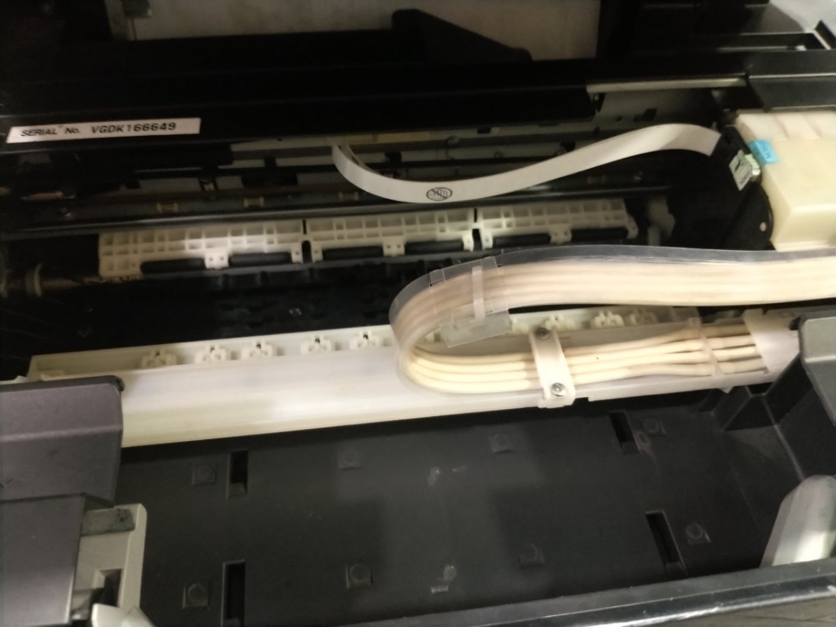 Dẫn mực hãng gọn gàng trên máy Epson