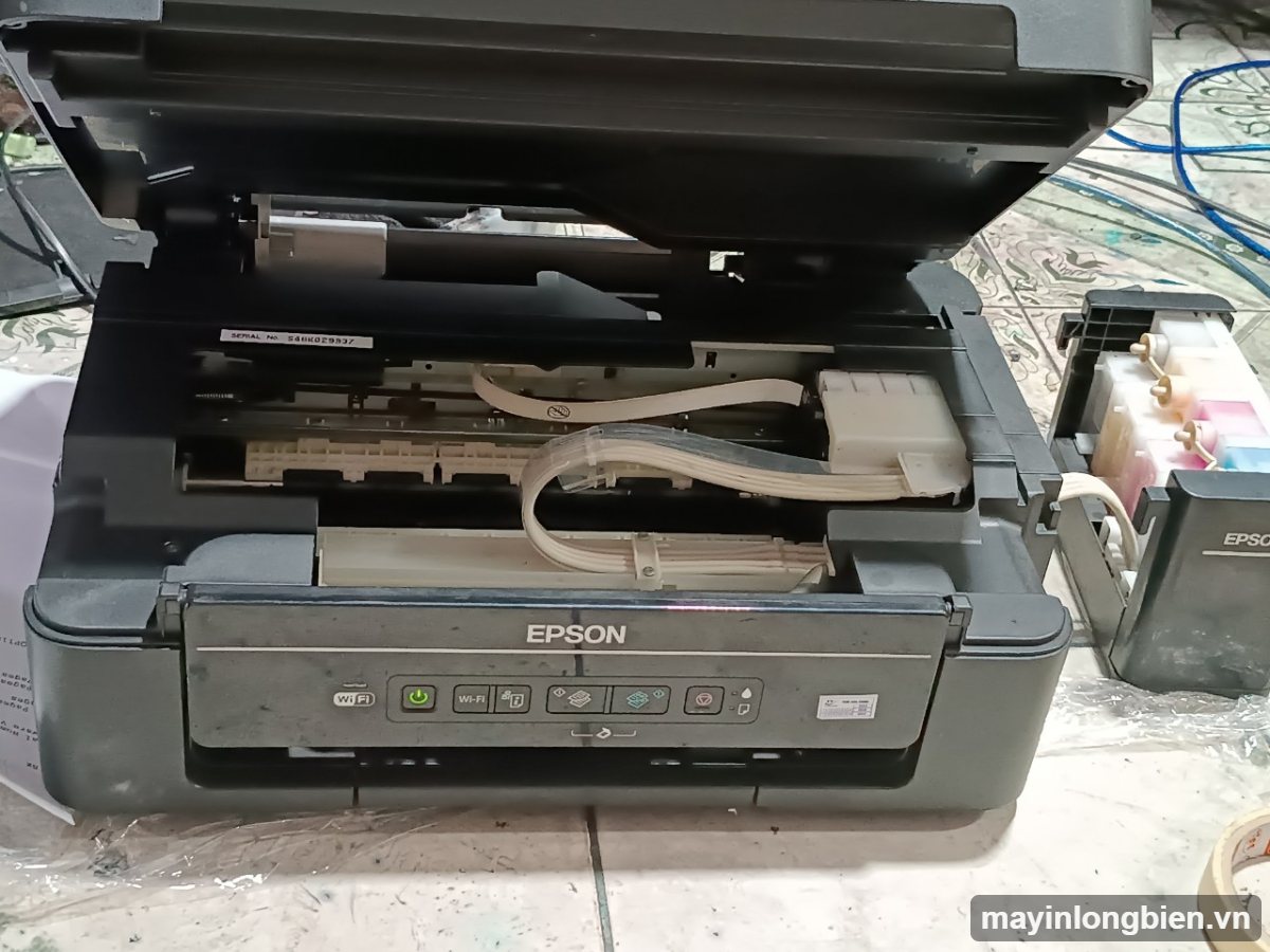 Bên trong máy in Epson L365 cũ, cụm đầu in và dây dẫn mực gọn gàng