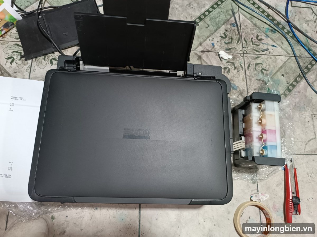 Epson L365 cũ nhìn từ trên, nắp scan, khay giấy và bản in kiểm tra