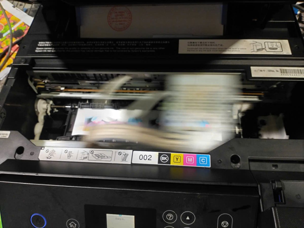 Bên trong Epson L4168 cũ khi đang in