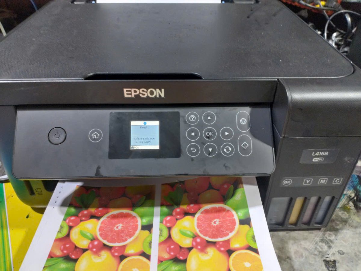 Máy in Epson L4168 cũ đang in thử tại Thần Vũ