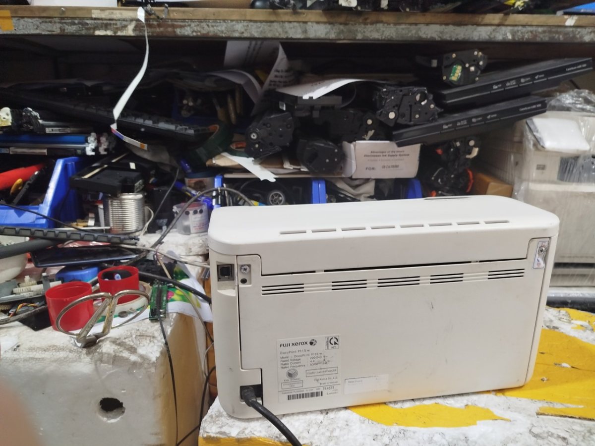 Mặt sau Fuji Xerox P115w cũ, tem máy