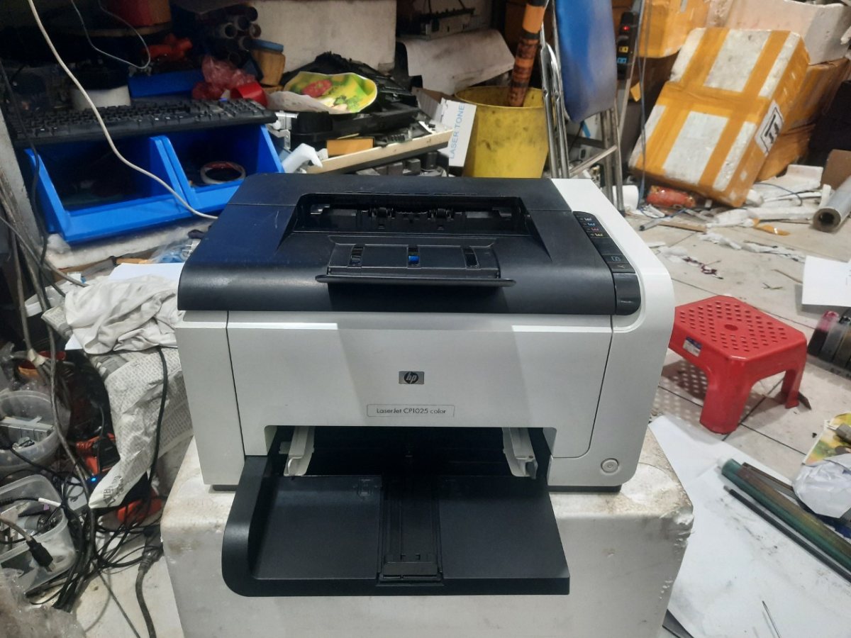 Mặt trên HP CP1025, đèn báo 4 màu mực