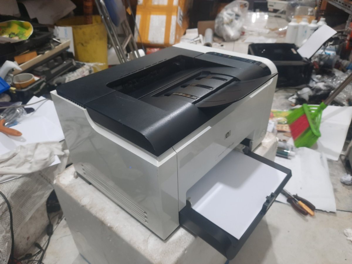 HP CP1025 cũ nhìn nghiêng, nhỏ gọn