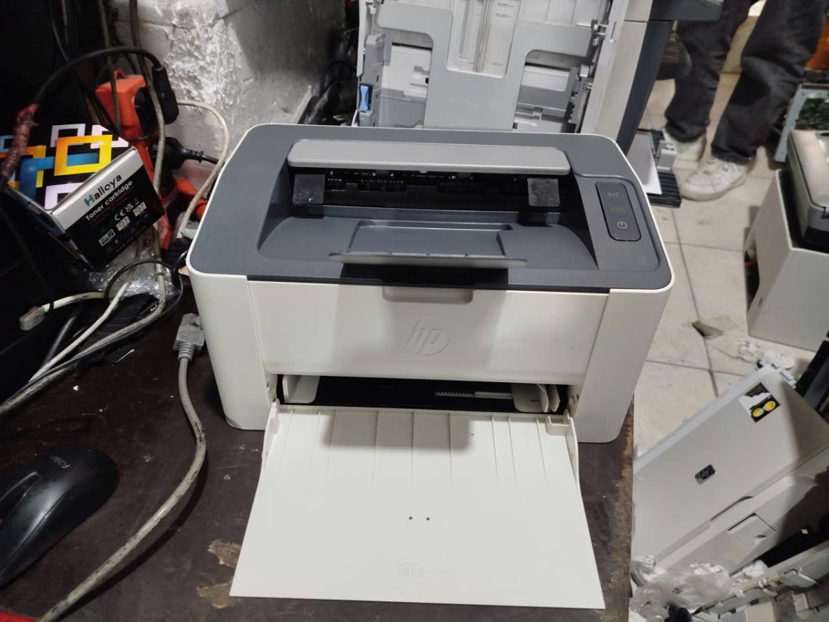 HP 107w cũ mở khay giấy