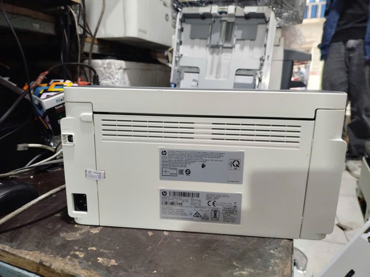 Mặt sau HP 107w cũ, tem máy