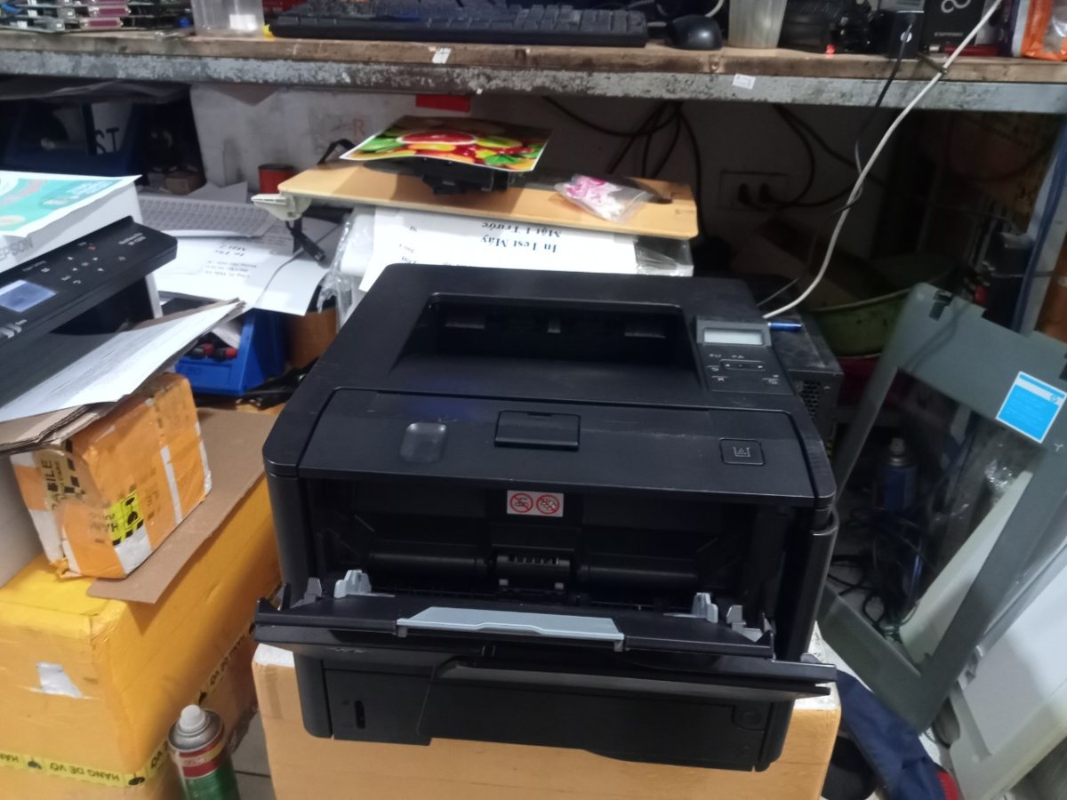 HP M401d cũ mở khay giấy tay