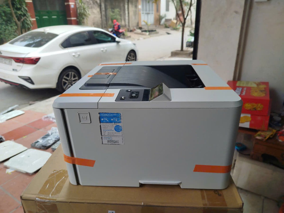 HP M402 cũ nhìn nghiêng, bảng điều khiển