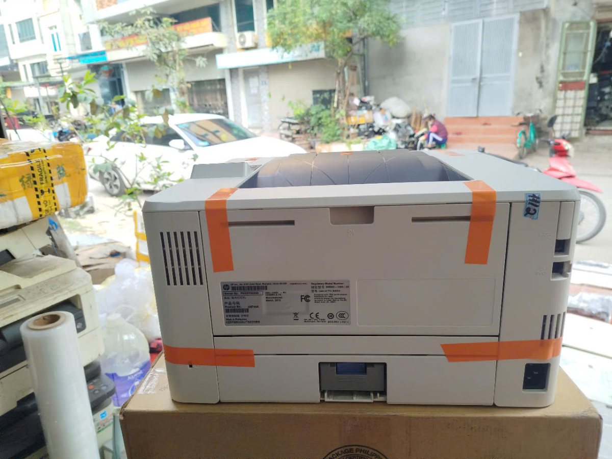 Mặt sau HP M402 cũ, tem máy