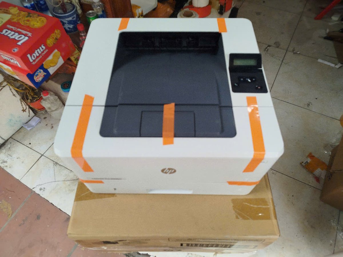 Mặt trên HP M402, màn hình điều khiển