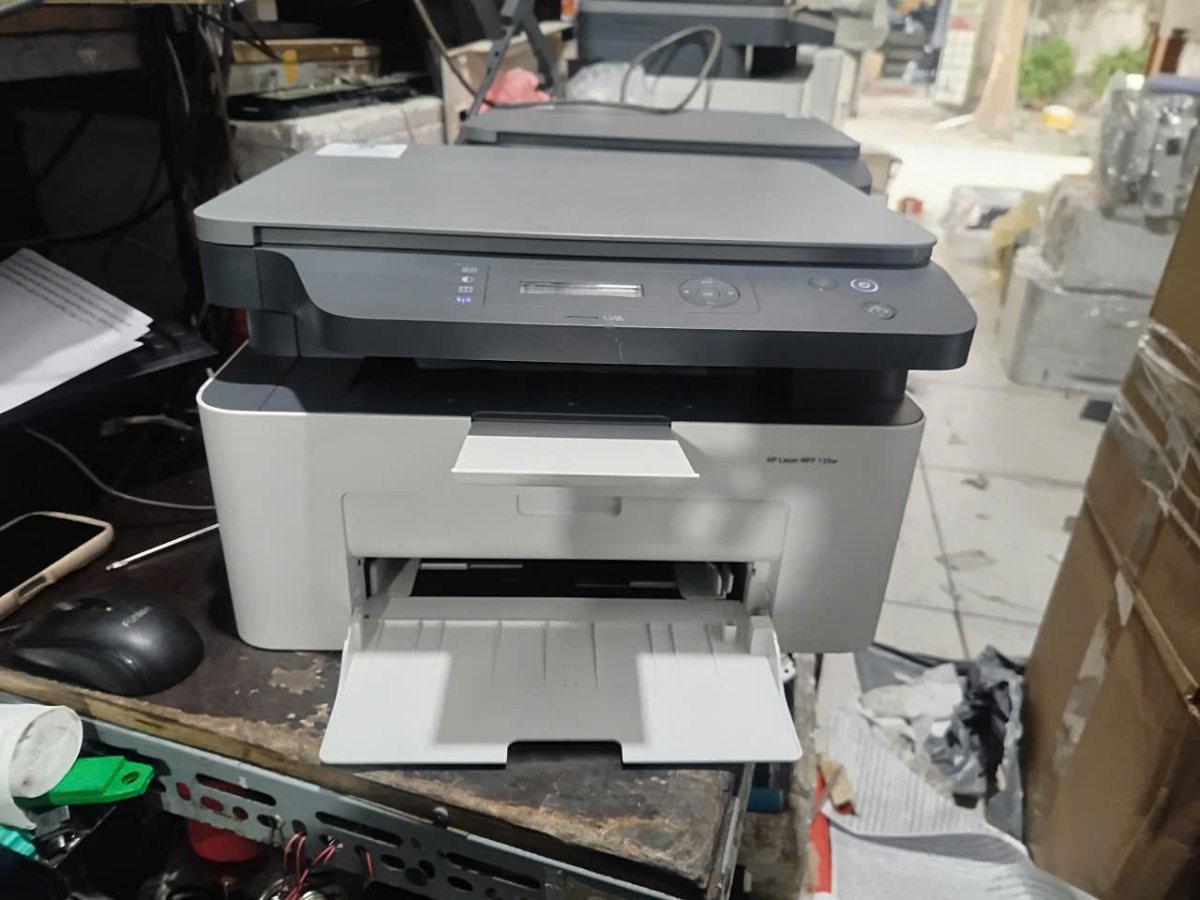 HP MFP 135w cũ mở khay giấy