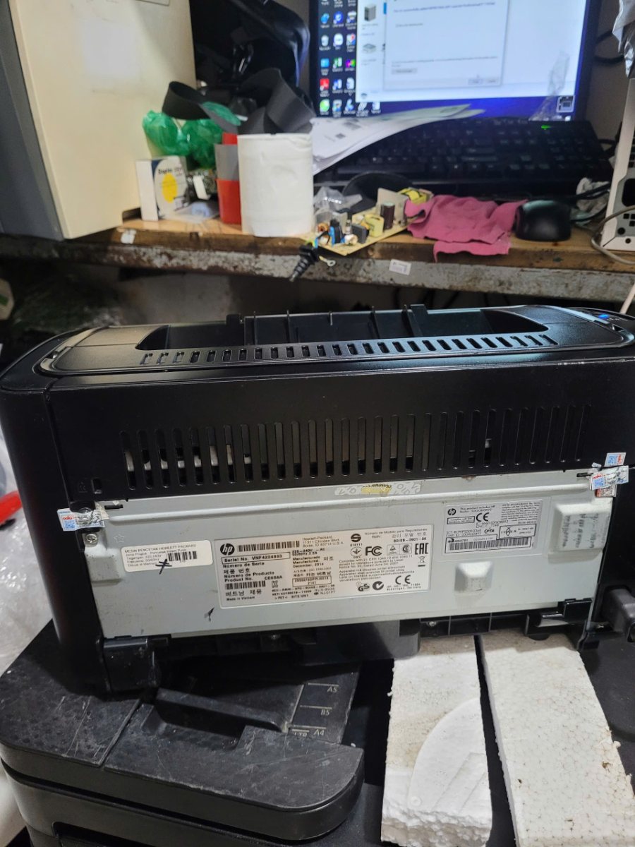 Mặt sau HP P1102w cũ, tem máy