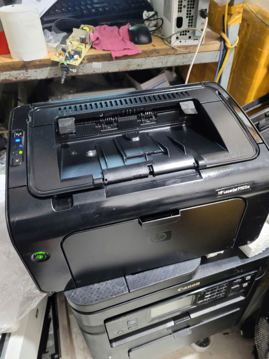 Máy in HP LaserJet P1102w cũ tại Thần Vũ, đèn wifi xanh