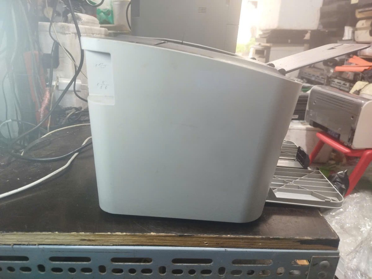 HP P1505 cũ nhìn bên cạnh, nhỏ gọn