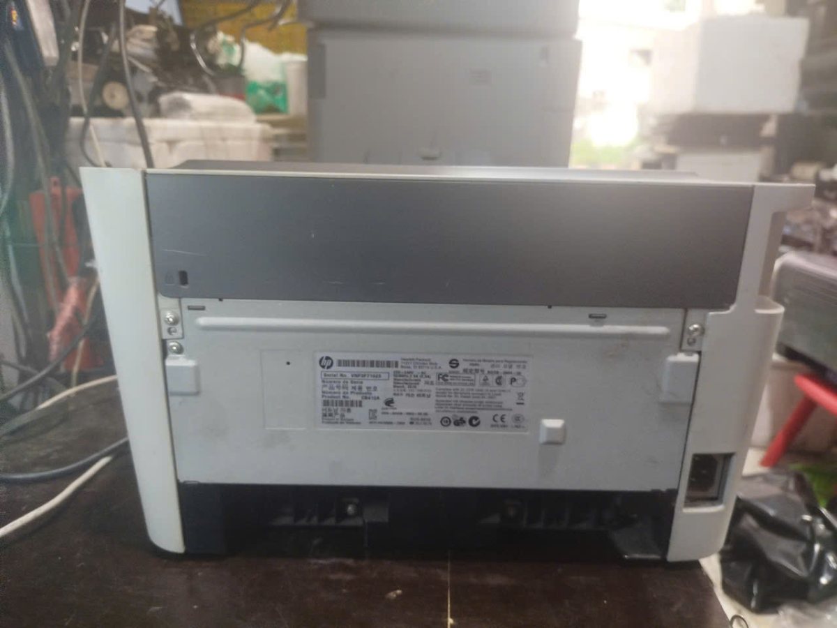 Mặt sau HP P1505 cũ, tem máy