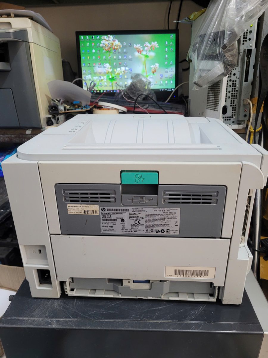 Mặt sau HP P2035 cũ, tem máy