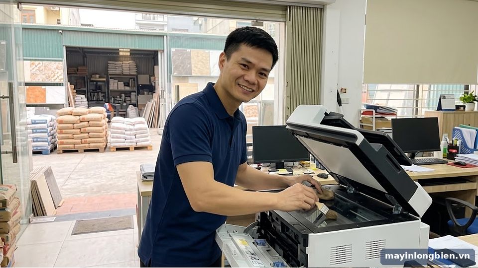 Vệ sinh máy in tại cửa hàng vật liệu xây dựng ở Thanh Trì