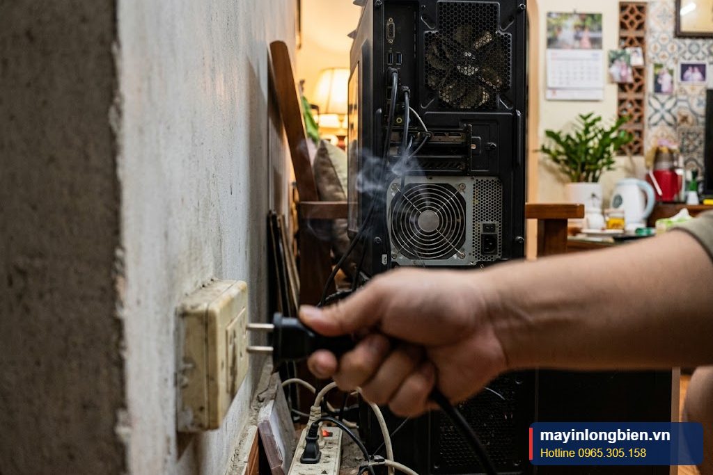 Rút phích điện máy tính ngay sau khi nguồn phát nổ Rút phích điện máy tính ngay sau khi nguồn phát nổ