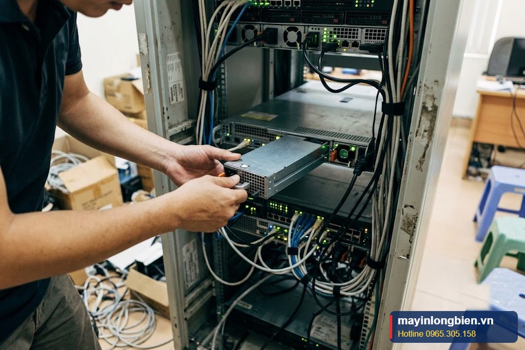 Module nguồn server hot-swap trong tủ rack cần kiểm tra