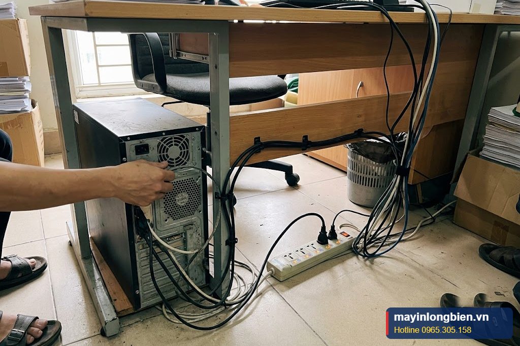 Máy tính văn phòng dây nguồn được đi gọn sau khi thay công tắc Máy tính văn phòng dây nguồn được đi gọn sau khi thay công tắc