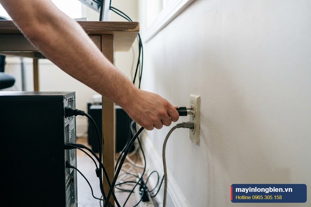 Ổ cắm 3 chấu có tiếp địa giúp xử lý rò điện vỏ máy tính