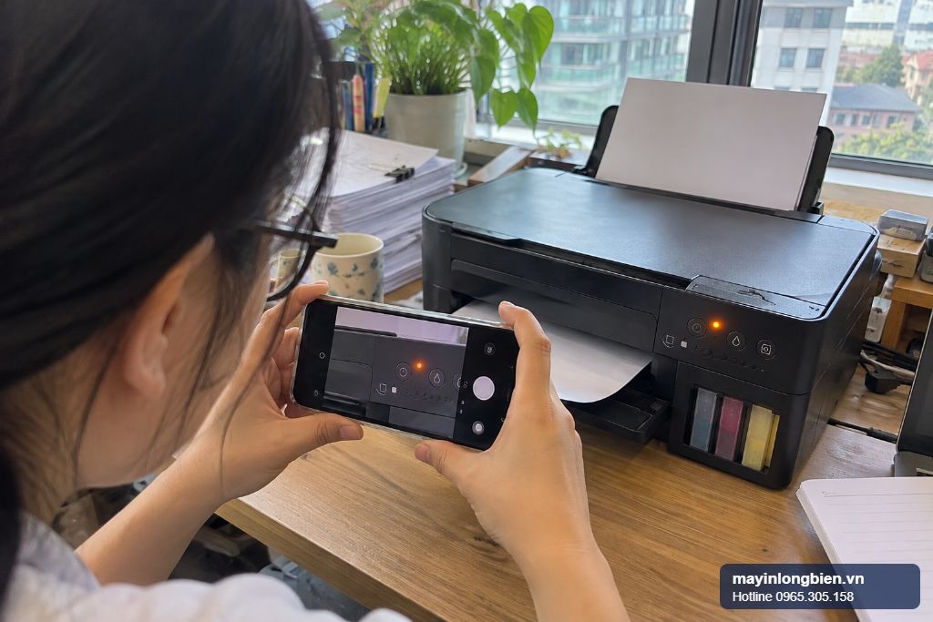 Máy in Canon G series nháy đèn cam trên bàn, người dùng quay video để đếm số lần nháy