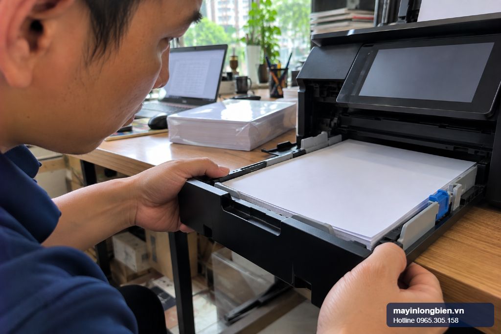 Canon không kéo giấy khay trước, kỹ thuật viên rút khay cassette kiểm tra trong văn phòng Canon không kéo giấy khay trước, kỹ thuật viên rút khay cassette kiểm tra trong văn phòng
