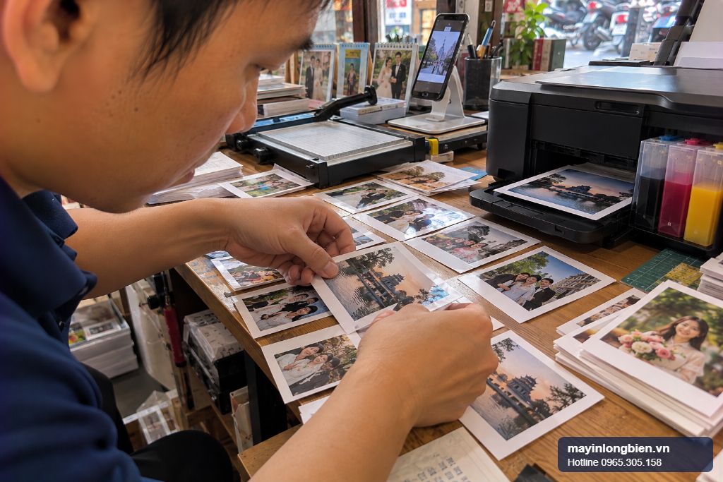Canon in ảnh mini tại shop nhỏ, ảnh Polaroid xếp trên bàn cạnh máy in bình mực Canon in ảnh mini tại shop nhỏ, ảnh Polaroid xếp trên bàn cạnh máy in bình mực