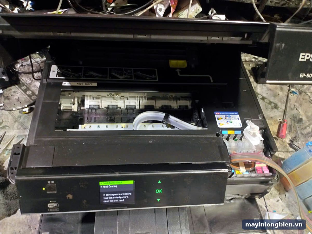 Máy Epson EP-804A mở nắp, màn hình hiện bước kiểm tra vòi phun