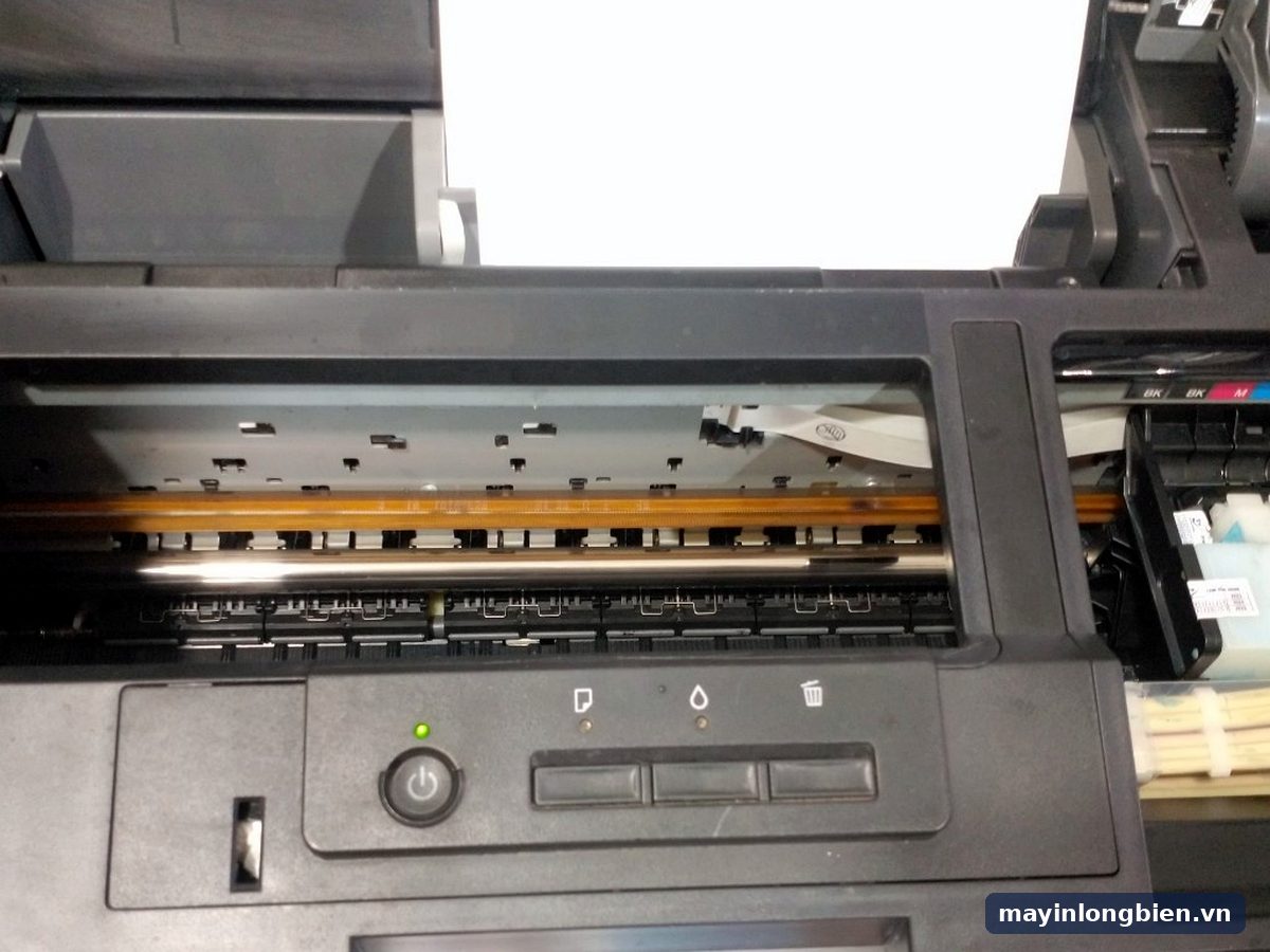 Bên trong máy in Epson L1300 khổ A3 khi kiểm tra cơ kéo giấy