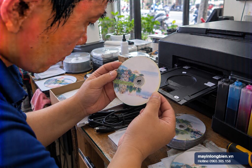 Epson L805 in đĩa CD bị lệch hình, kỹ thuật viên kiểm tra khay CD tại cửa hàng Epson L805 in đĩa CD bị lệch hình, kỹ thuật viên kiểm tra khay CD tại cửa hàng