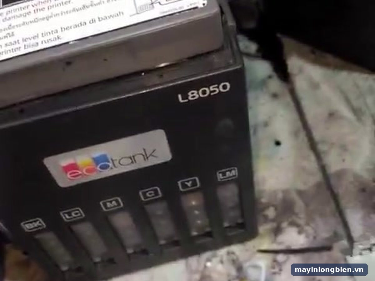 Máy in Epson L8050 đang in ảnh màu sau khi kiểm tra đầu phun